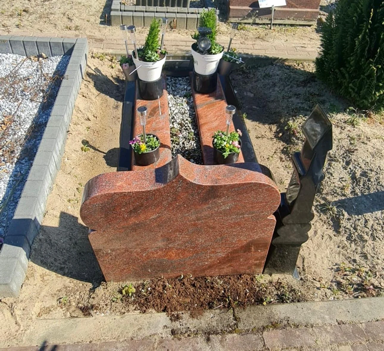 Dubbel grafmonument in rood graniet