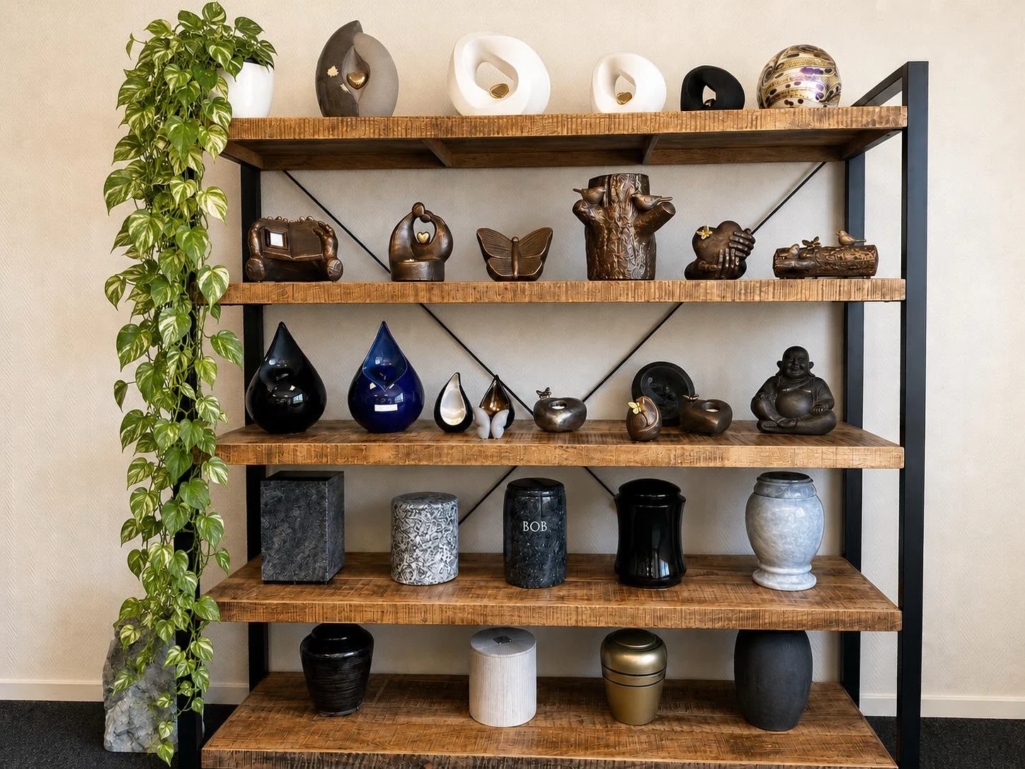 Collectie urnen en gedenkobjecten van Universum Soul in verschillende vormen, kleuren en materialen